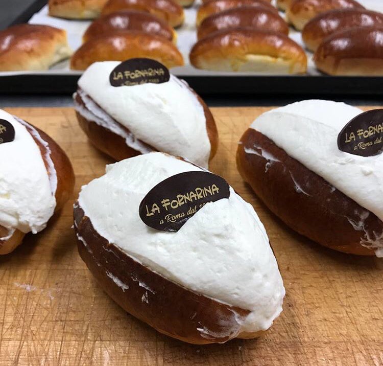 LifeatRome's tweet photo. Di lunedì è fondamentale addolcirsi la giornata in qualche modo: cosa c’è meglio di un #maritozzo alla vecchia maniera?
Passate da La Fornarina 1989!
#MondayMotivation #29October #autumn #Food #cream #dessert #Italy #RomeIsMore https://t.co/DMDHJ3bxw0