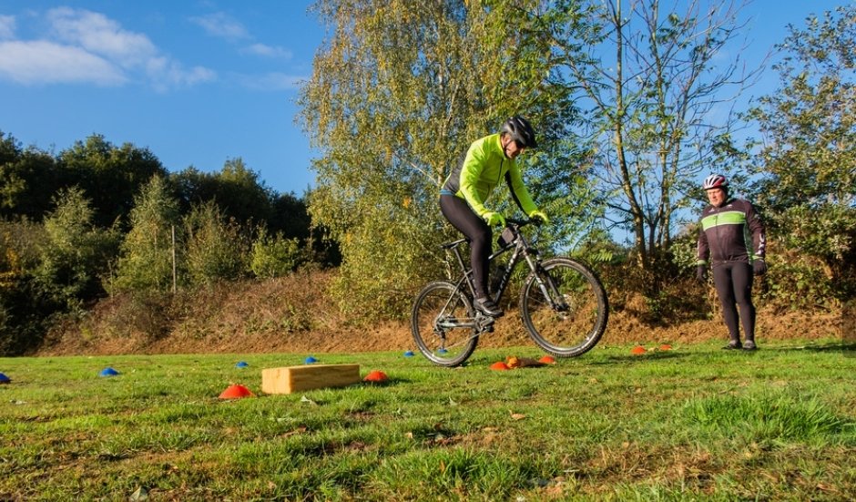 Start2Bike Les 4: Obstakels.
Even wennen aan de wat frissere buitenlucht, maar wel weer genieten! Een herhaling van de techniek van afgelopen weken en een aanvulling met obstakels. Daarna de "ATB-speeltuin" in. Foto's: flic.kr/s/aHsmuAn3Tu