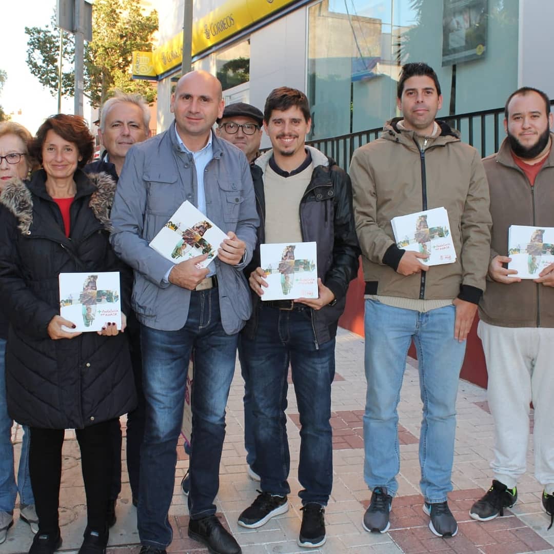 PsoeCjardin's tweet photo. Esta tarde ha tenido lugar un "buzoneo" en la Barriada del Parque del Sur con la Concejala de Distrito, @RosadelMar1 y el candidato al Parlamento Andaluz, @PaConejo #MásAndalucíaQueNunca #2D #TrabajandoEnElDistrito https://t.co/kAOLl5v8xs