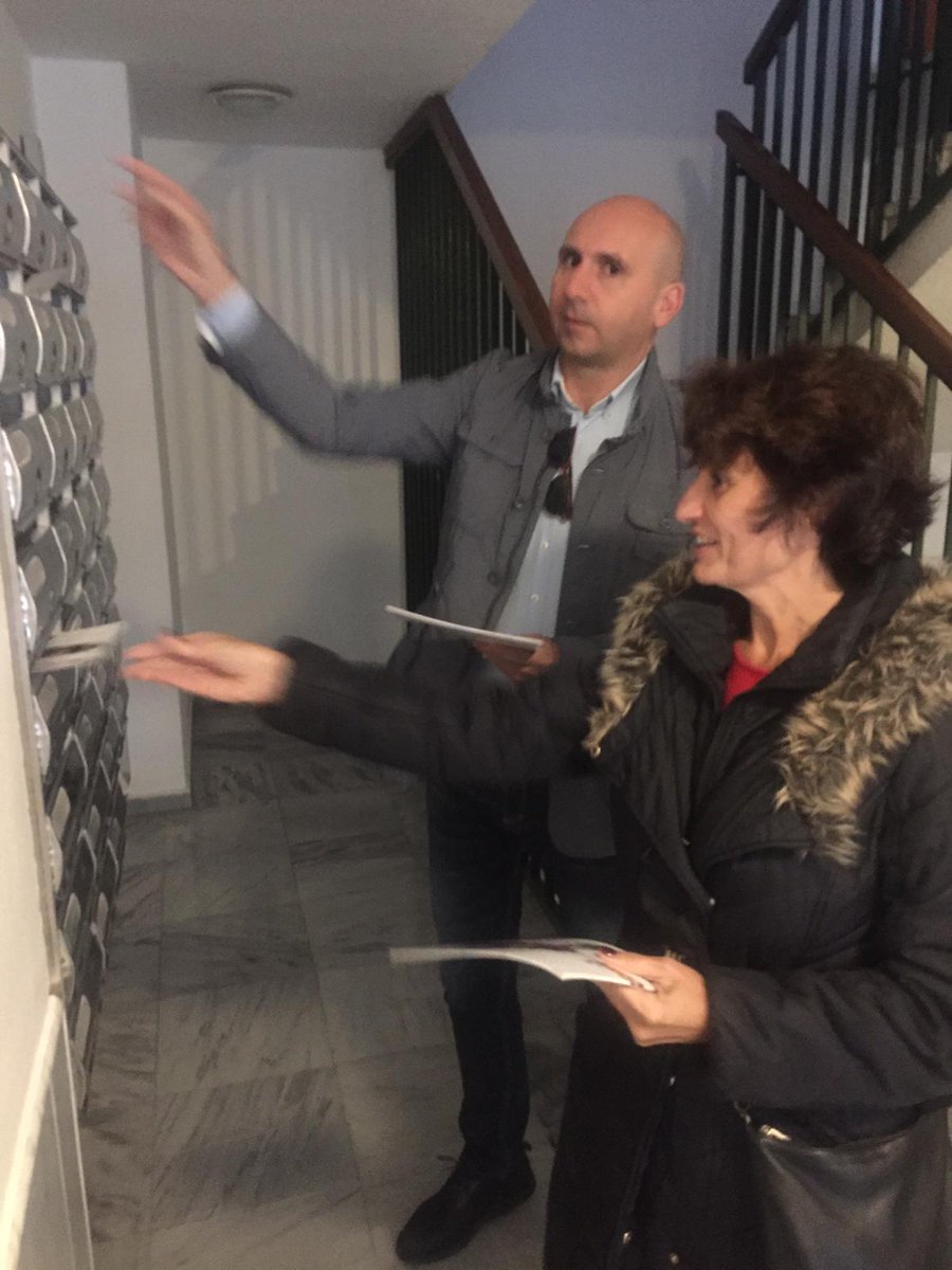 PsoeCjardin's tweet photo. Esta tarde ha tenido lugar un "buzoneo" en la Barriada del Parque del Sur con la Concejala de Distrito, @RosadelMar1 y el candidato al Parlamento Andaluz, @PaConejo #MásAndalucíaQueNunca #2D #TrabajandoEnElDistrito https://t.co/kAOLl5v8xs