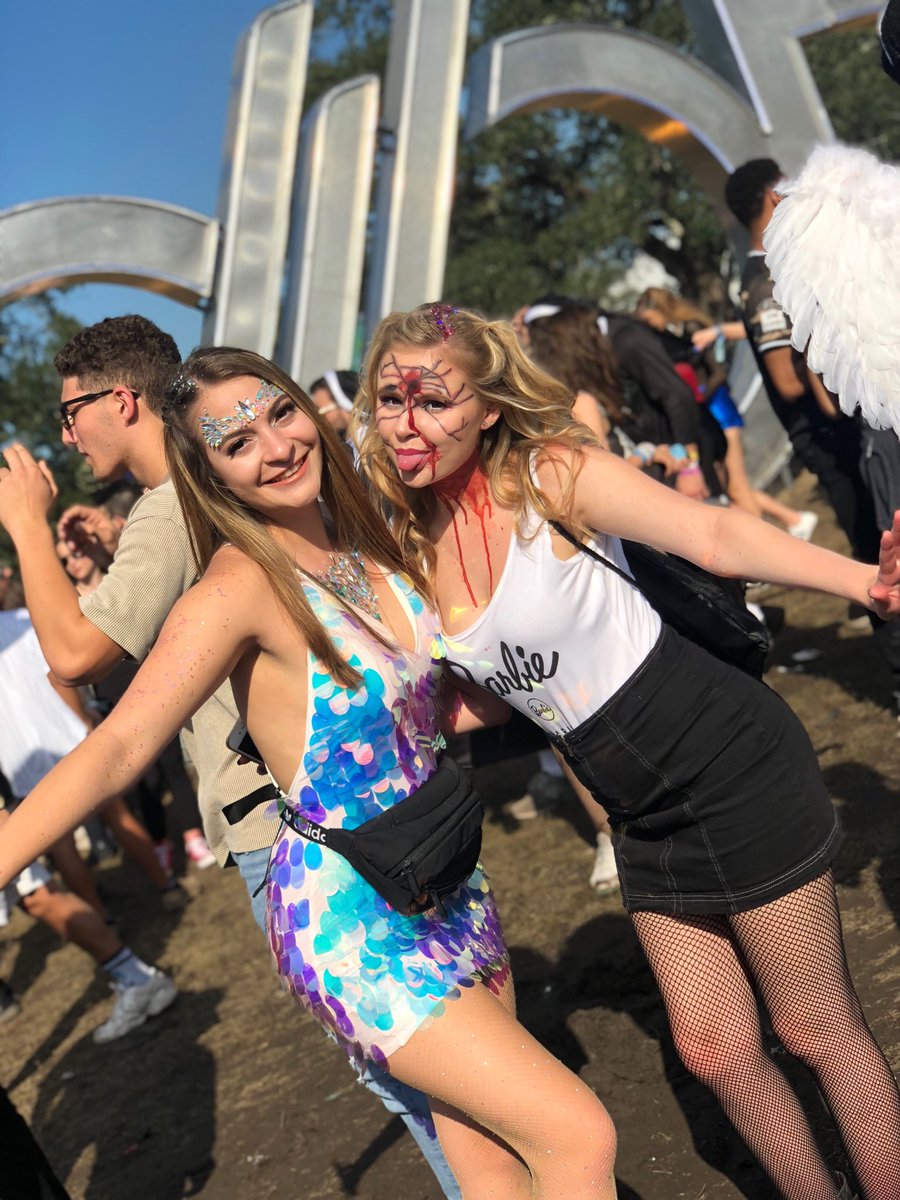 gabrielaserenaa's tweet photo. life is (shattered) plastic, it’s fantastic! 💗💅🏼 #brokenbarbie #day3 https://t.co/rINQ7vaSpQ
