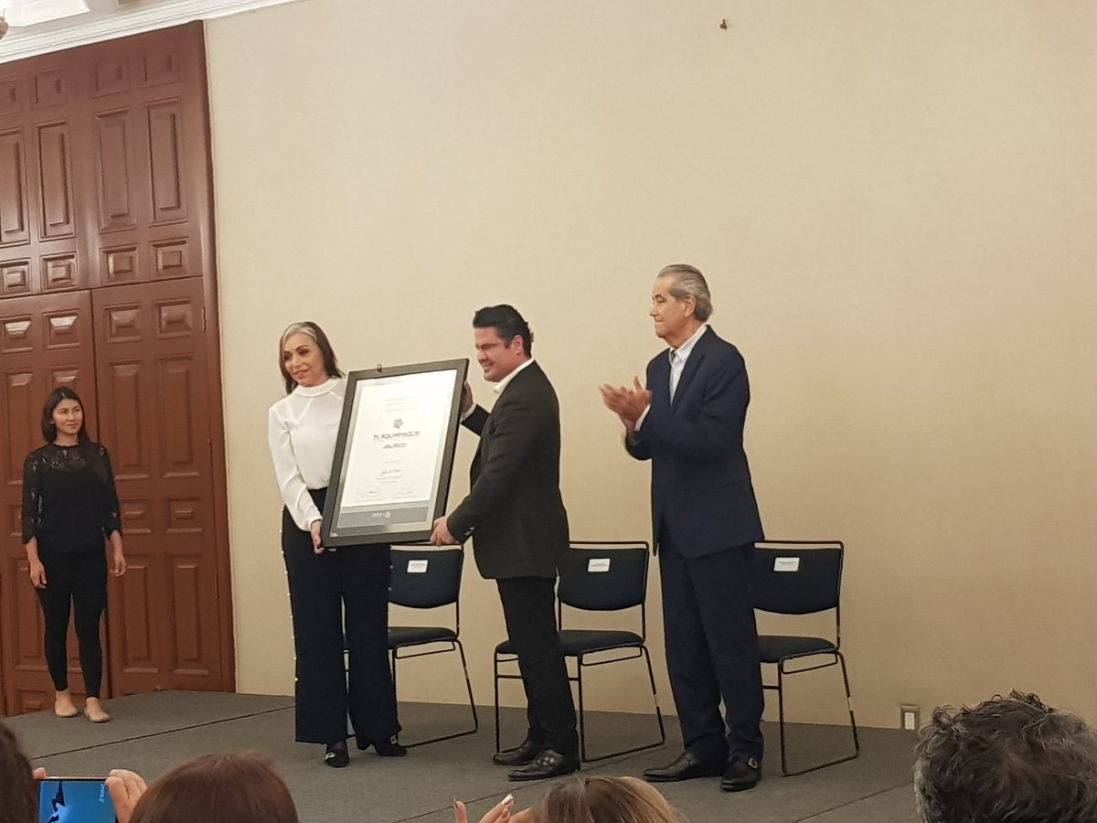 El gobernador de Jalisco, <a href="/AristotelesSD/">Aristóteles Sandoval</a> entrega el distintivo de #PuebloMágico a #Tlaquepaque. 
Lo recibe su presidenta, <a href="/MaElenaLimon_/">María Elena Limón</a>.