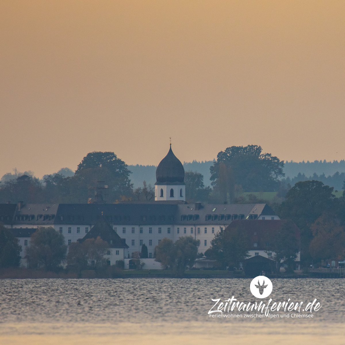 Herbstspaziergang in Übersee (10 Autominuten von <a href="/zeitraumferien/">zeitraumferien ferienwohnungen</a>) entlang am Chiemseeufer 🐑 #chiemsee #zeitraumferien #urlaubsarchitektur #urlaubamchiemsee #urlaubinbayern #ferienwohnung #ilovechiemsee #herbstspaziergang