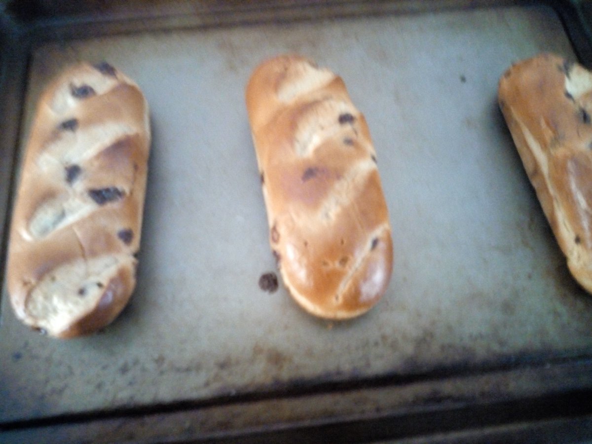 hannahpinkham's tweet photo. Optional cultural homework task... make a traditional French food & take a photo... OR open a bag of choc chip brioche from @asda and shove them on a baking tray @mfllondon #mfltwitterati #lesdevoirs 🇨🇵 🥐 https://t.co/8RYQQnlhbb