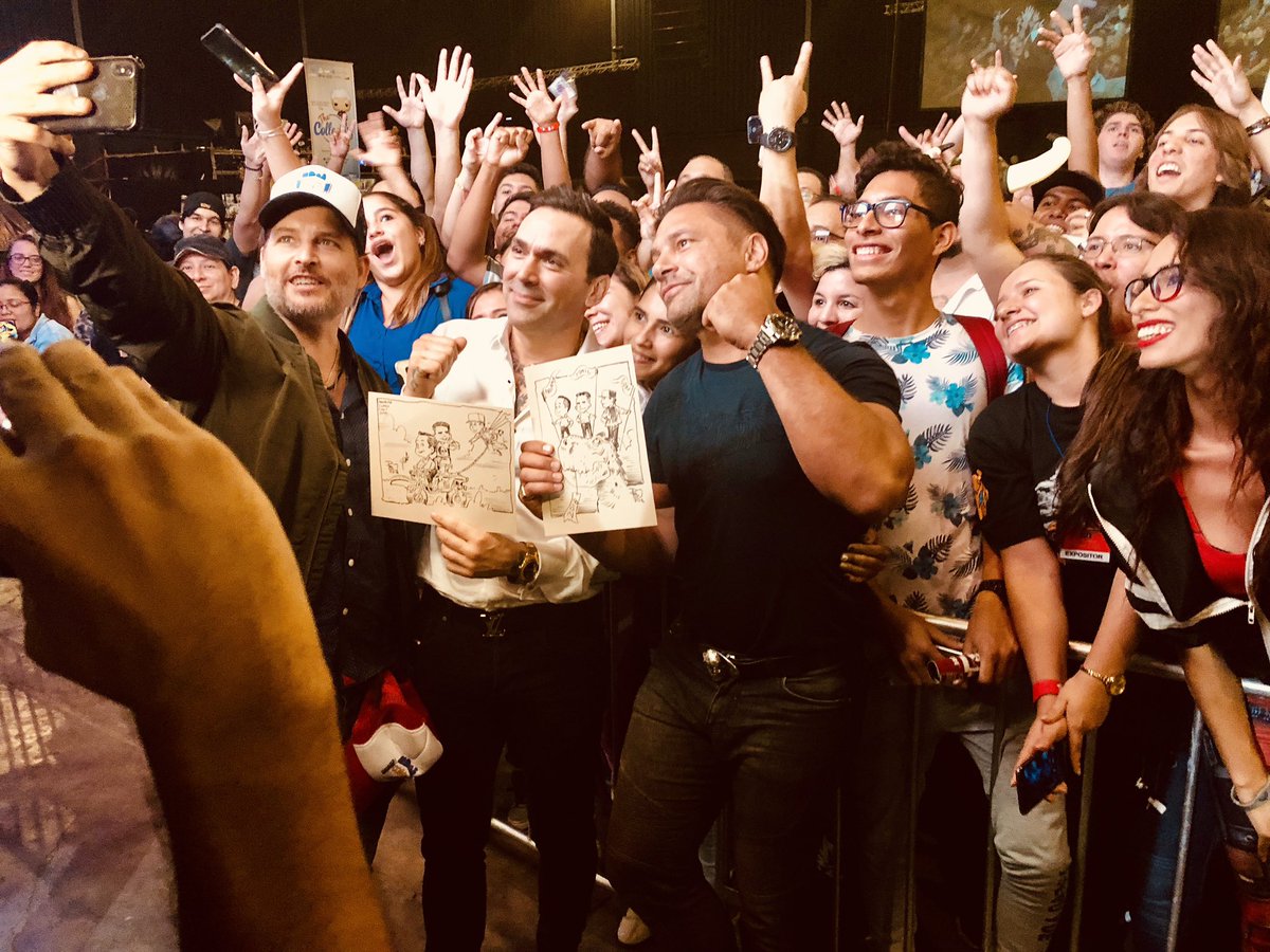comicconpan's tweet photo. La selfie del día domingo！ 😃 📸@peterfacinelli @manubennett @jdfffn #ComicConPanama2018 #CCPAN https://t.co/KAdaofTpKM