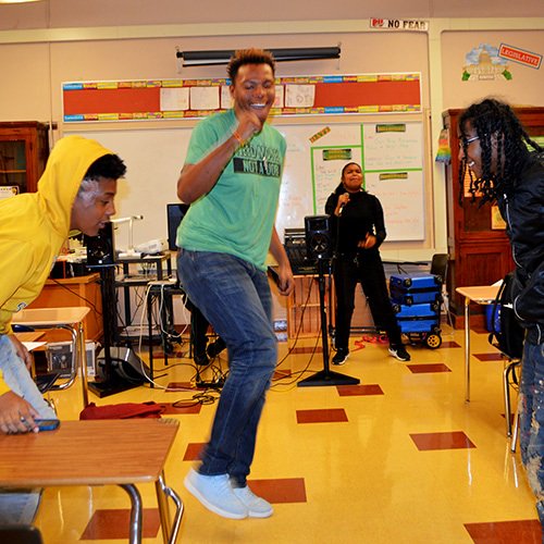 BeyondLimitsMG's tweet image. Last week our students had their orientation. Even during orientation our students have fun. Consider this the warm up. We have a lot in store. #StayTuned #StudioRecordingProgram #CPSTeens #SocialWorks #MobileStudioRecording #Teamwork #BeyondLimitsMediaGroup