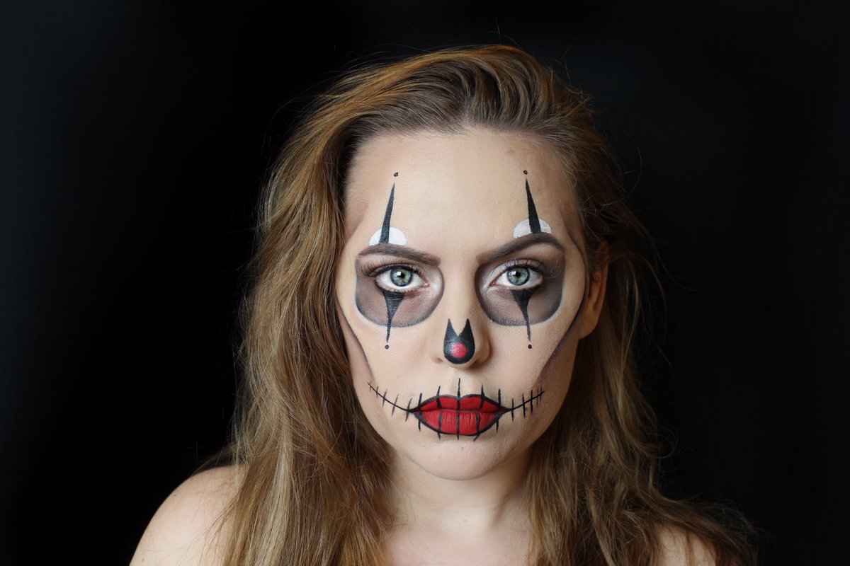 StephBatista's tweet photo. Today’s look is another pinterest inspiration 💀🤡 Day 29: Skull Clown #31daysofhalloween #halloweenmakeup #mua #dmvmua #jaclynhillpalette #morphe #nyxcosmetics #smashbox #wakeupandmakeup #mehron #undiscovered_muas https://t.co/EKoCCyDDB4