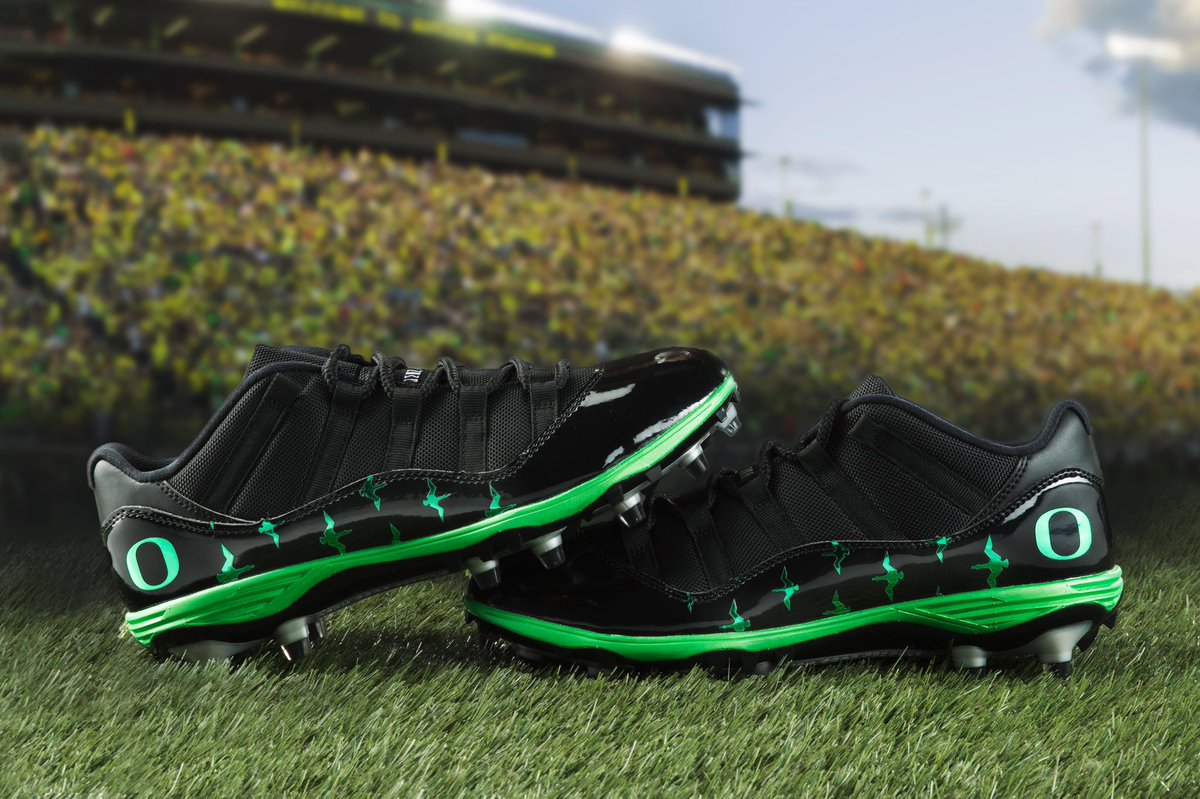 brkicks's tweet photo. .@GoDucks introduce @Jumpman23 uniform and Air Jordan 11 cleats 👀 https://t.co/T1xED1Zz6q