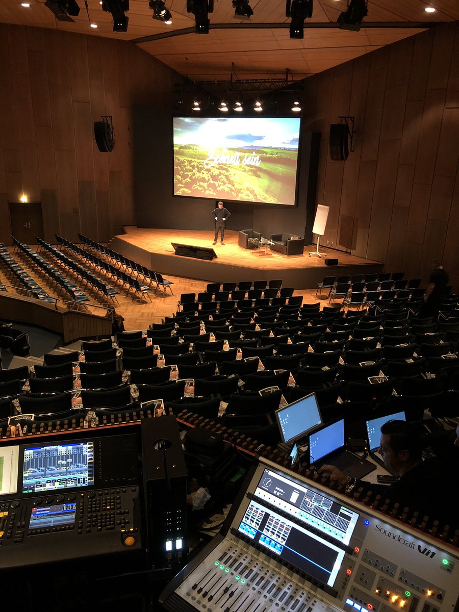 saimalkan's tweet image. letzte vorbereitung. in 2h geht es los. das leben 2025. in der liederhalle. ich besuche lukas bessis auf der bühne und erzähle was über #roboterjournalismus und meinen kasparov moment. cu @stuttgarttweets es gibt noch tickets an der abendkasse.