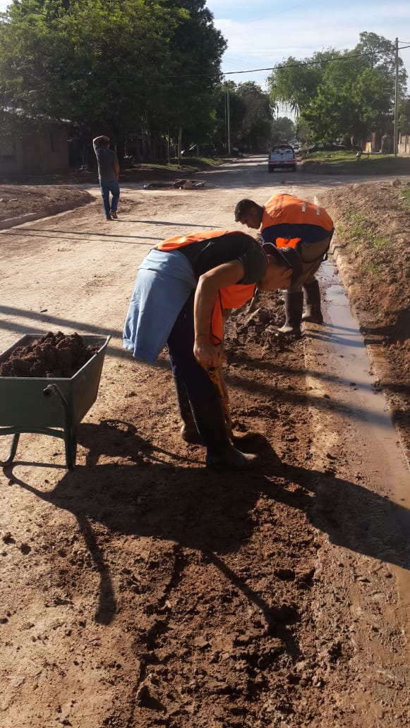 SanJoseOeste's tweet photo. 🧭 Calle San Juan
👨‍🔧 Desbarre y limpieza, preparando el terreno para pavimentación 🚧🚜
🎉 Felicitamos a nuestros compañeros por el gran gran trabajo 👏👏
.
Gestión @minsaurralde @MunicipioLdeZ
Delegado municipal @RodriguezLuisSJ https://t.co/HotKc00JTv