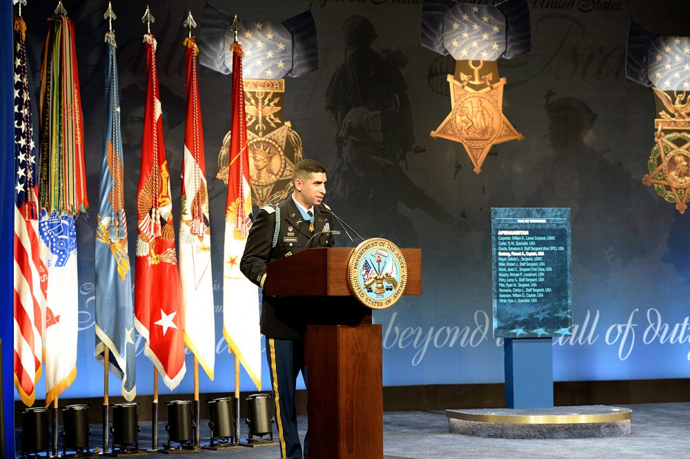 8SecondsCourage's tweet photo. "This medal belongs to the United States of America – the greatest country in the world, day in &amp; day out. This medal belongs to you." ~Medal of Honor recipient @FlorentGroberg in #8SecondsOfCourage, out next week in paperback: https://t.co/agw5PbcsKq #MondayMotivation https://t.co/koUS4R3ygs