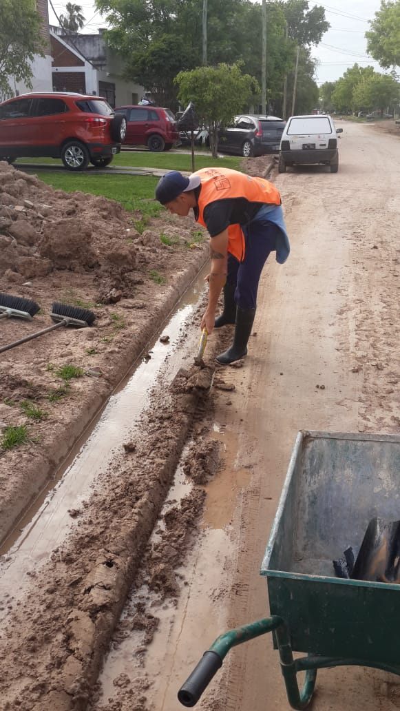 SanJoseOeste's tweet photo. 🧭 Calle San Juan
👨‍🔧 Desbarre y limpieza, preparando el terreno para pavimentación 🚧🚜
🎉 Felicitamos a nuestros compañeros por el gran gran trabajo 👏👏
.
Gestión @minsaurralde @MunicipioLdeZ
Delegado municipal @RodriguezLuisSJ https://t.co/HotKc00JTv