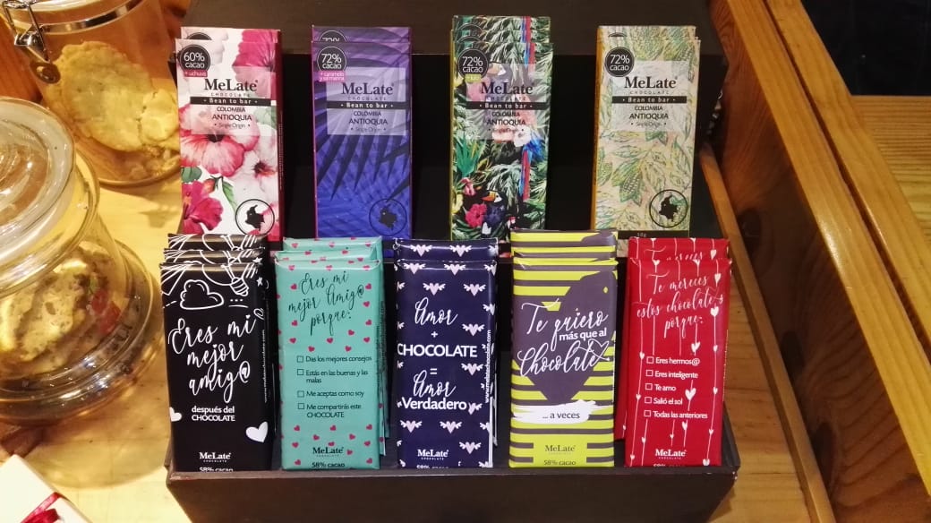 MeLateChocolate's tweet photo. "La felicidad es una decisión que debemos tomar todos los días" 
.
¡Chocolatoso inicio de semana!
.
.
En foto > Colección de Barras MeLate como para enamorar y enamorarse <3 <3 <3 https://t.co/enl9uF591u