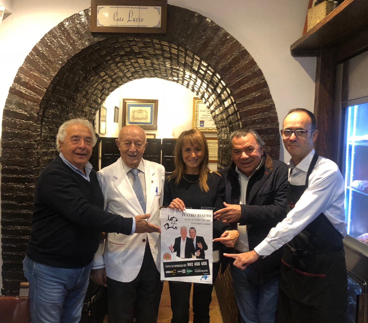 Siempre es una alegría compartir un ratito con grandes amigos. Un “OLE” para ⁦<a href="/LosDelRioMusic/">Los del Río Oficial</a>⁩ que nos van a alegrar el otoño!. Mañana iremos al teatro Rialto a disfrutar de su arte! Nuestro cariño para ellos!!