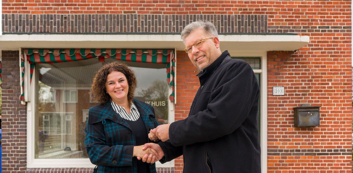 Ein-de-lijk is het openbaar: vanmorgen nam <a href="/hannekevantslot/">Hanneke Van 't Slot</a> de sleutel in ontvangst. Zij woont de komende 2 jaar in de woning en vervult de ambassadeurs- en beheerdersrol voor de Postkoamer; de aangrenzende ruimte en ontmoetingsplek. Lees meer: toekomstbestendig-in-groningen.nl/sleuteloverdra… #tenpost