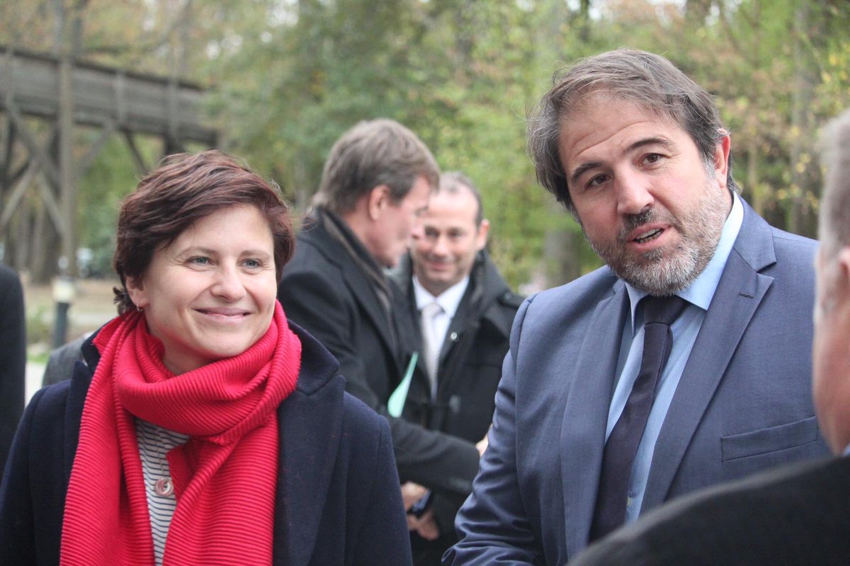 DrSergeSIMON's tweet photo. Aujourd’hui une très grande fierté d’accueillir Madame la Ministre @RoxaMaracineanu au Centre National de Rugby ! Au programme le développement du rugby pratiqué par les femmes, une priorité de notre fédération. Merci aussi à #FranceFeminines, @HayraudA et @didierretiere https://t.co/2NcEV0sCi4