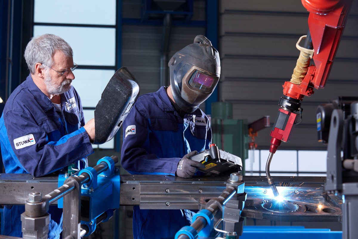 Duurzaamfabriek's tweet image. Mooi artikel over jubilerende Scheepswerf Slob en de samenwerking rond Toegepaste Innovaties voor Maritieme Automatisering in NMT Magazine. #lasrobot @MaritimeTechNL
maritimetechnology.nl/nmtmagazine/20…