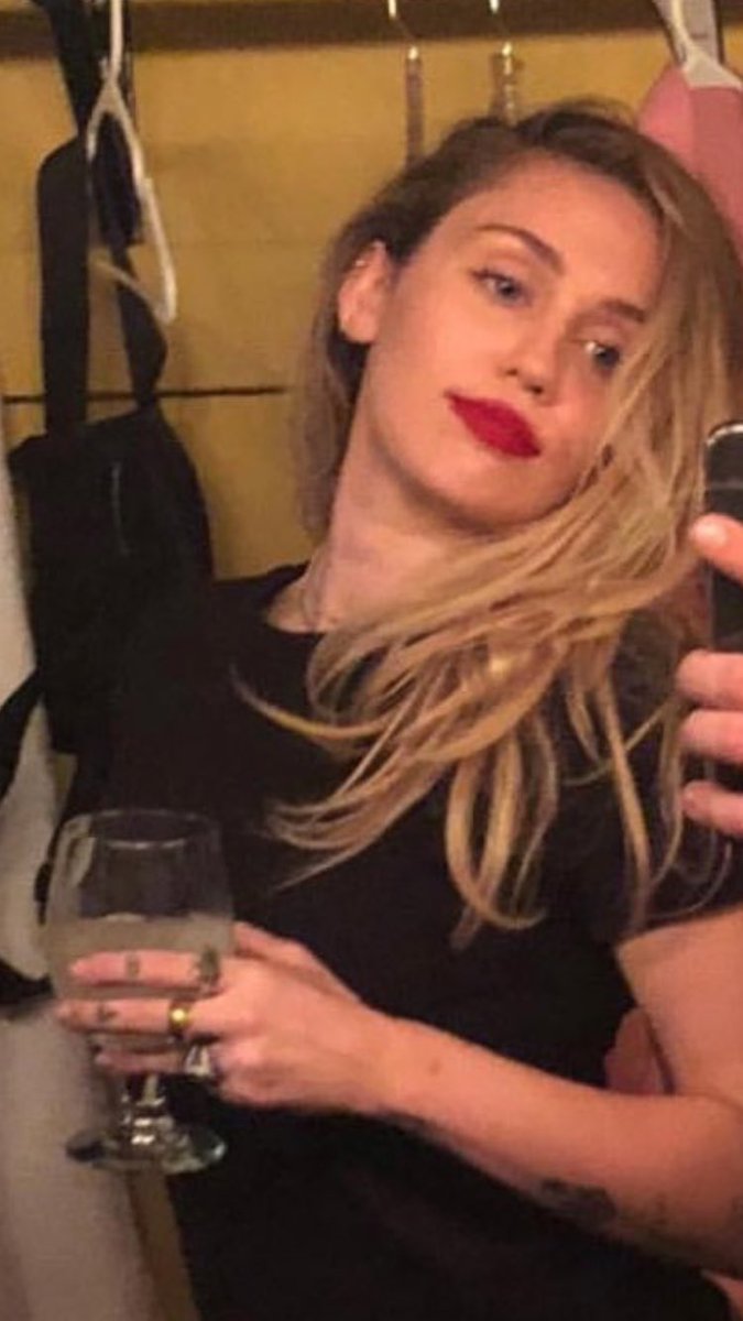 0407_aaron's tweet photo. Queen Miley Is Coming very soon , for slay the music pop !!!! 🔥 #MileyIsComing #M7 #BeReadyForMiley https://t.co/myMFFE8TiJ