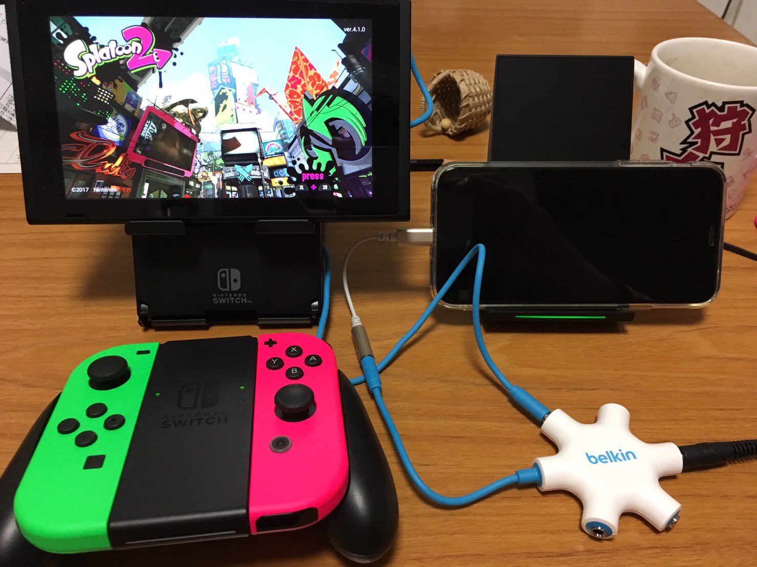 توییتر Belle せりかさん در توییتر スプラトゥーンのbgm好きなので聴きながらゲームしたい 深夜で音は出せないからヘッドホンに Lineで通話しながらbgmも聴いてプレイするには スマホも充電したいし と色々調べたらこんな配線になった Bluetooth
