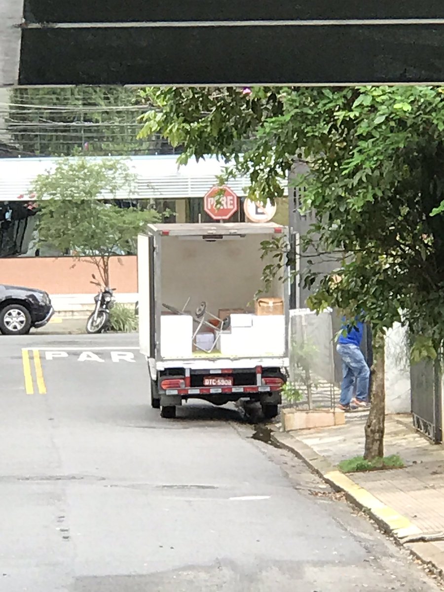 pctinho's tweet photo. @santoscidade, os moradores da R. Fabio Montenegro estão cansados da postura dos responsáveis pelo restaurante Seu Miagui. Só um exemplo. Alô, CET, cadê vocês?! https://t.co/yORgEytsUL