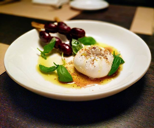 clbeischer's tweet photo. Buratta with Organic Black Grapes, Anise and Basil #mercerkitchen #soho #eatclean #organic #burrata #grapes #basil #peace✌ https://t.co/wQkjkRglka https://t.co/Ftj6MmkkVz