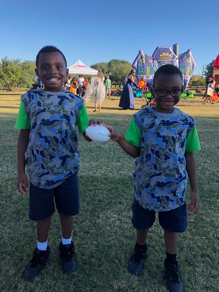 FetchMD's tweet image. The FetchMD car was loaded with treats for yesterday's Trunk or Treat in  Steiner Ranch. We love meeting families in the communities we service...how cute are these kiddos? Thanks Steiner Ranch HOA Events!
#hcit #austintx #atx #austintexas
