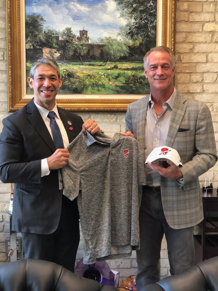 aafcommanders's tweet photo. Name a better duo than @DarylJohnston and @Ron_Nirenberg, we'll wait.
#SanAntonio #JoinTheAlliance #AAFCommanders @AllianceSA https://t.co/4OHcjnuxOX