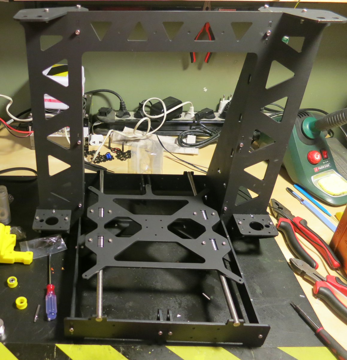 cybersamba's tweet photo. Ya han pasado 3 años desde que logré acabar el puzle #p3steel Componente a componente. Recuerdo los 5 drivers DRV4988 (lo primero en llegar) y preguntarme... ¿Y ahora qué? Muchas horas haciendo, leyendo y preguntando, pero lo aprendido por el camino no tiene precio. #makers 💪🎉 https://t.co/GCuTUAGzy0