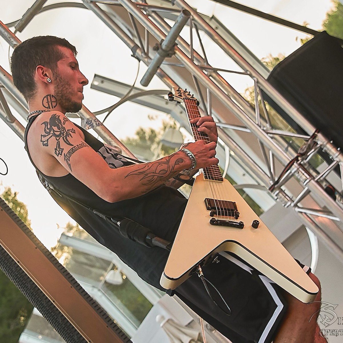 JaviiCarry's tweet photo. Ahora venía Mi o Fa? 🤔 #crisix #guitar #live #tourlife #show #metal #cfh #metallica #tattoo https://t.co/skm2Txu0Sq