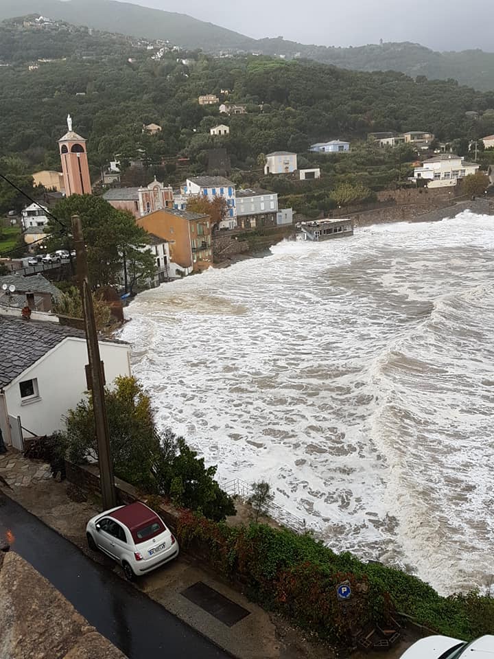 FTViaStella's tweet photo. #Tempete #Adrian De Lavasina (nord Bastia) à l'Arinella (au sud), les plages ont disparu (©Béatrice Thierry Fonvieille, Regis Rogliano/FB) https://t.co/xlXgrMzyIB https://t.co/CZPuKXZsCF