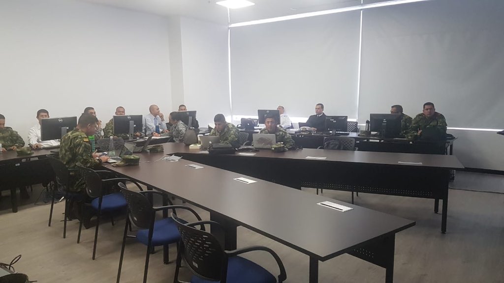 EsdegCol's tweet photo. Con herramientas tecnológicas de última generación, alumnos #CEM2018 realizan juegos conjuntos de simulación y análisis de crisis. Preparación en el #CESAC #Esdeg para futuros líderes militares del país. https://t.co/uNnOllVOQi