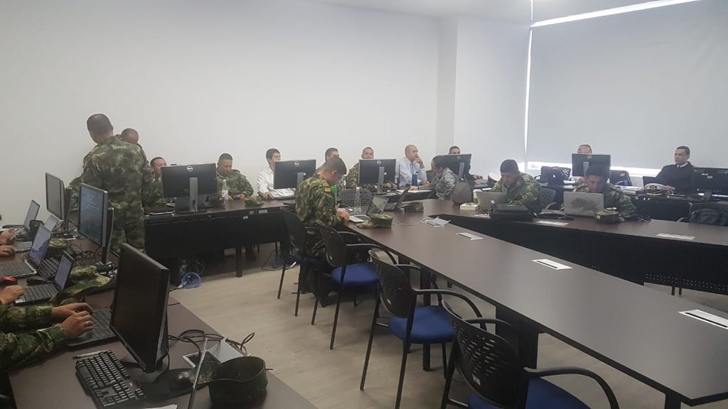 EsdegCol's tweet photo. Con herramientas tecnológicas de última generación, alumnos #CEM2018 realizan juegos conjuntos de simulación y análisis de crisis. Preparación en el #CESAC #Esdeg para futuros líderes militares del país. https://t.co/uNnOllVOQi