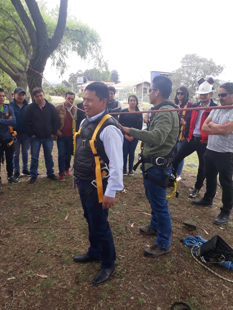CIMALOJA's tweet photo. 📍#Cuenca | Se dictó #CursoTrabajoEnAlturas 👷‍♀️🧤para #NGECONTRACTING, 28 trabajadores aprendieron sobre temáticas como equipos de protección personal, anclajes, cuerdas y nudos, entre otros. Pregunta por nuestros cursos al 2585700 #ComplementaTuFormación. https://t.co/PPLUS7As8N