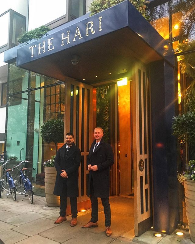 As the sun sets on London, our Hari Heroes have their winter coats on ready to welcome you home. 👏🏼👏🏼 #ourneighbourhood #thehari #ourteammembers #belgravia #doormenonduty