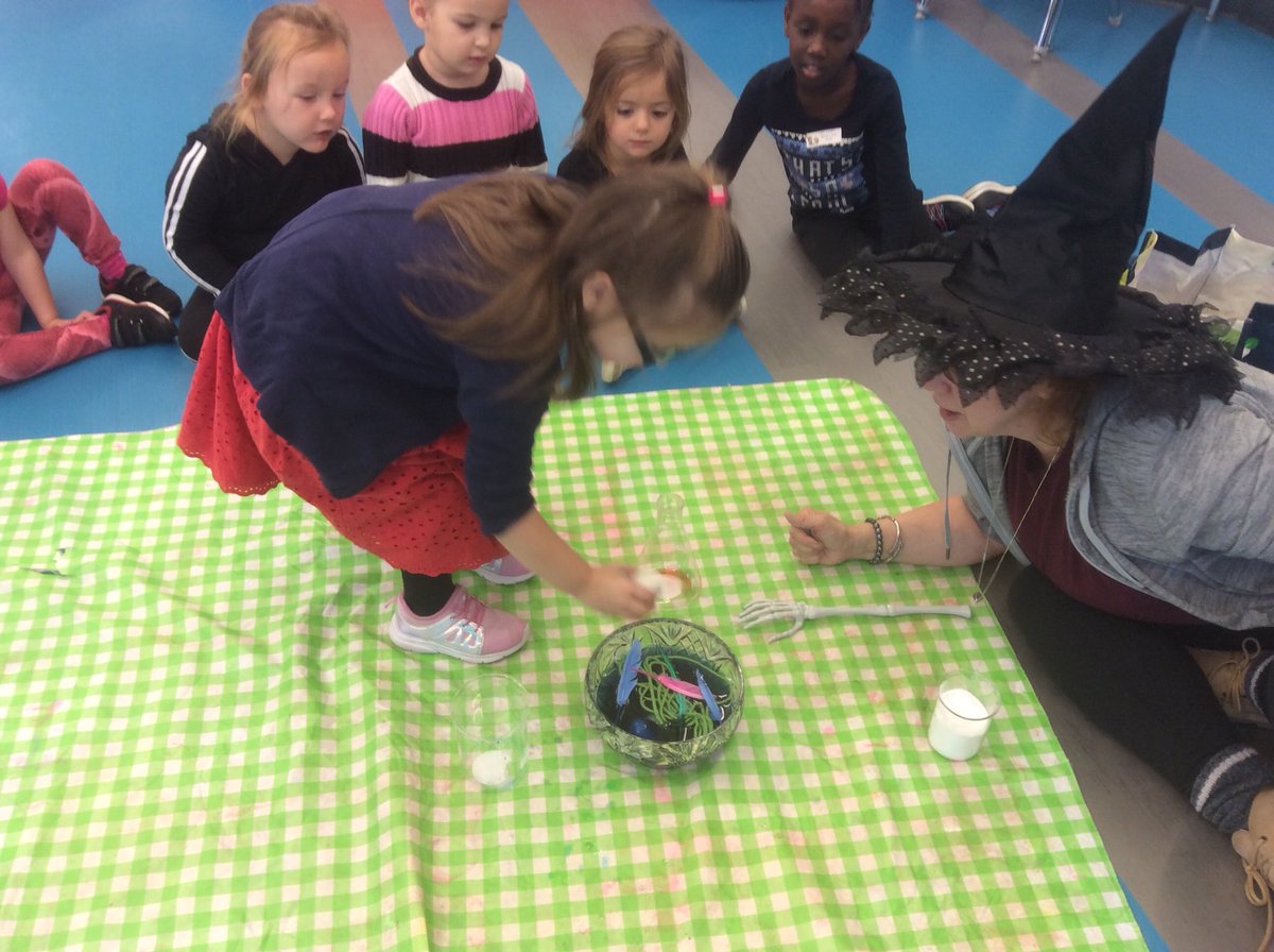 somers_smith's tweet photo. Science in kinder: a special guest showed us how to make a bubbly, fizzy witch’s brew @alcdsb_stfa @K_2Wolfpack #stfascholarship #stfakinder https://t.co/LczXg1w8UR