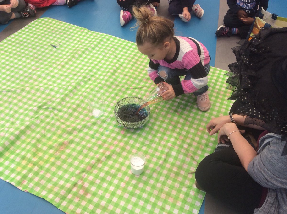 somers_smith's tweet photo. Science in kinder: a special guest showed us how to make a bubbly, fizzy witch’s brew @alcdsb_stfa @K_2Wolfpack #stfascholarship #stfakinder https://t.co/LczXg1w8UR