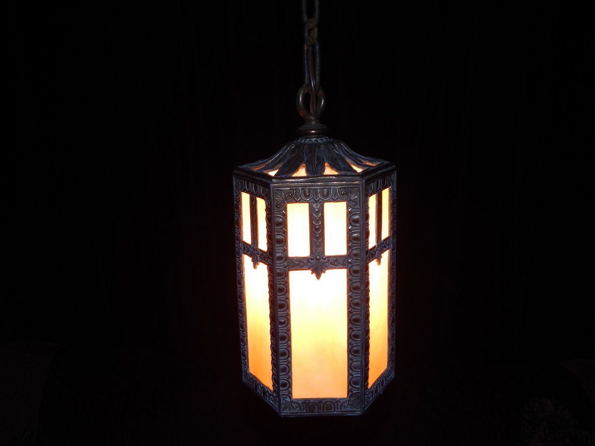 OutOfTheDark18's tweet photo. #Antique 1920's foyer light fixture. All new electric, with new porcelain socket. #Slage glass. 10 inches tall from base to top of ring. 5 inches wide at the corners, and 4 inches from flat side to flat side. 18 inch chain. Fixture hangs 32 1/2 inches from ceiling. #OOTD https://t.co/qw6BpBDFpW