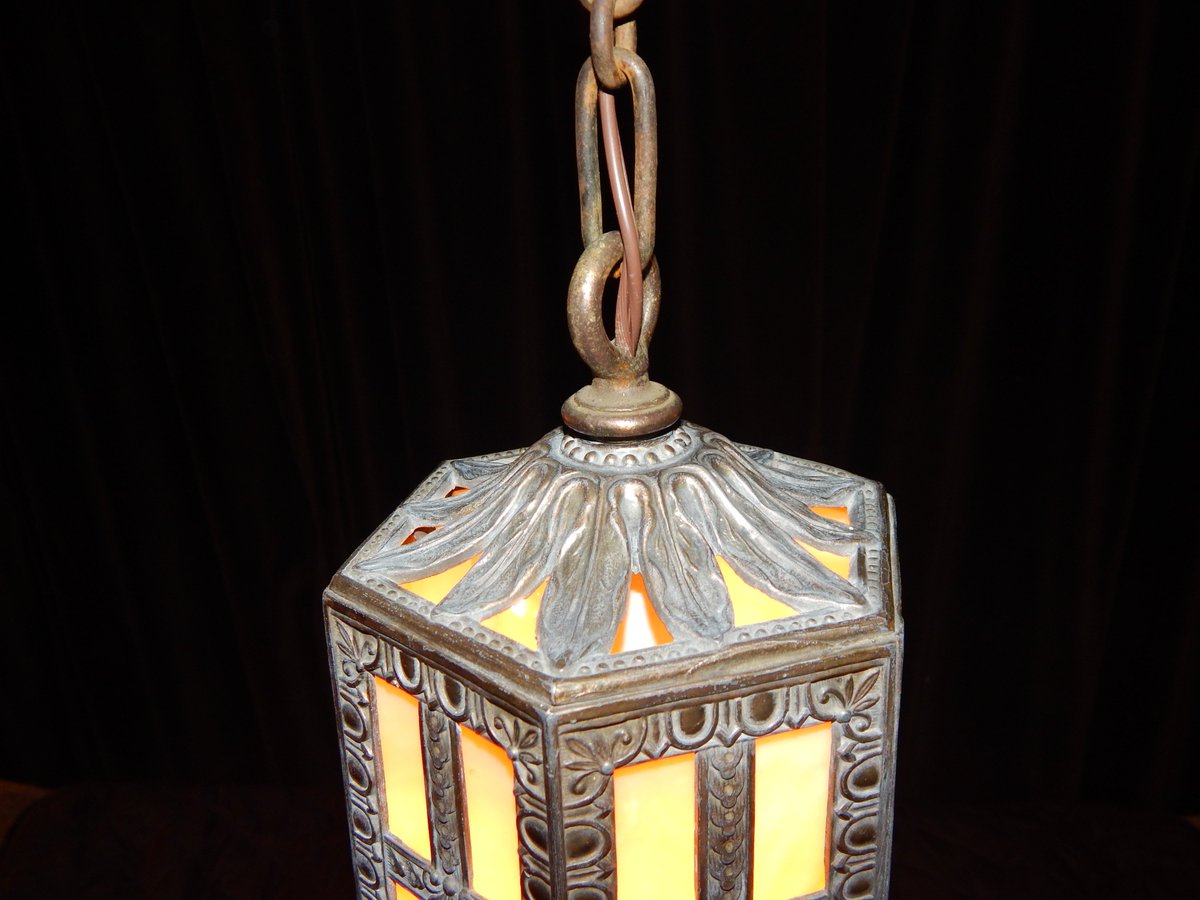OutOfTheDark18's tweet photo. #Antique 1920's foyer light fixture. All new electric, with new porcelain socket. #Slage glass. 10 inches tall from base to top of ring. 5 inches wide at the corners, and 4 inches from flat side to flat side. 18 inch chain. Fixture hangs 32 1/2 inches from ceiling. #OOTD https://t.co/qw6BpBDFpW