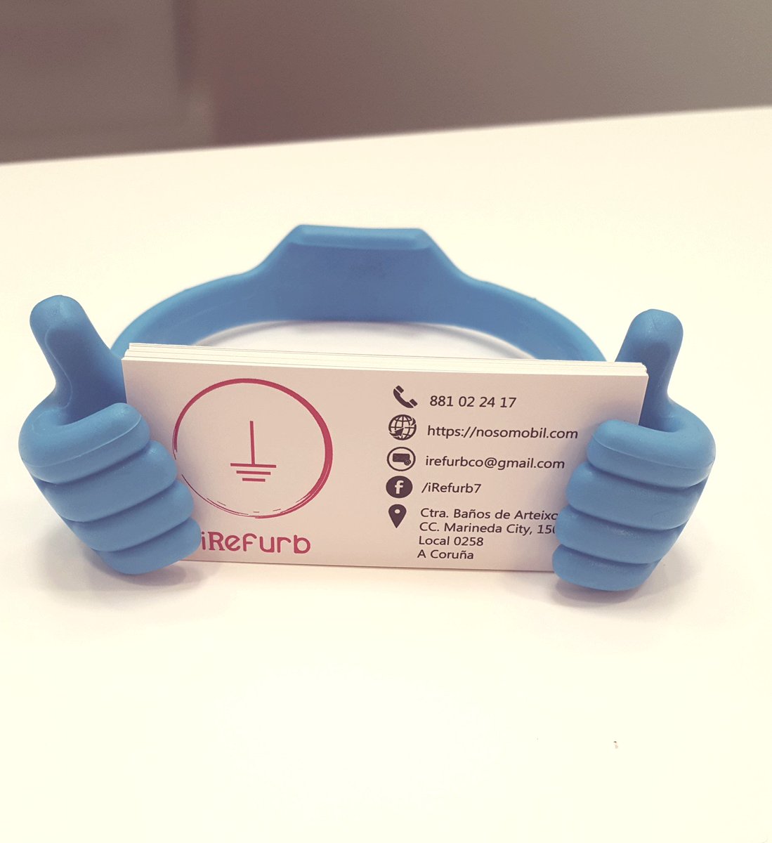 iRefurbco's tweet photo. ¡Hoy estrenamos las nuevas tarjetas de visita! #MarinedaCity #iRefurb https://t.co/I0tylbWVPz