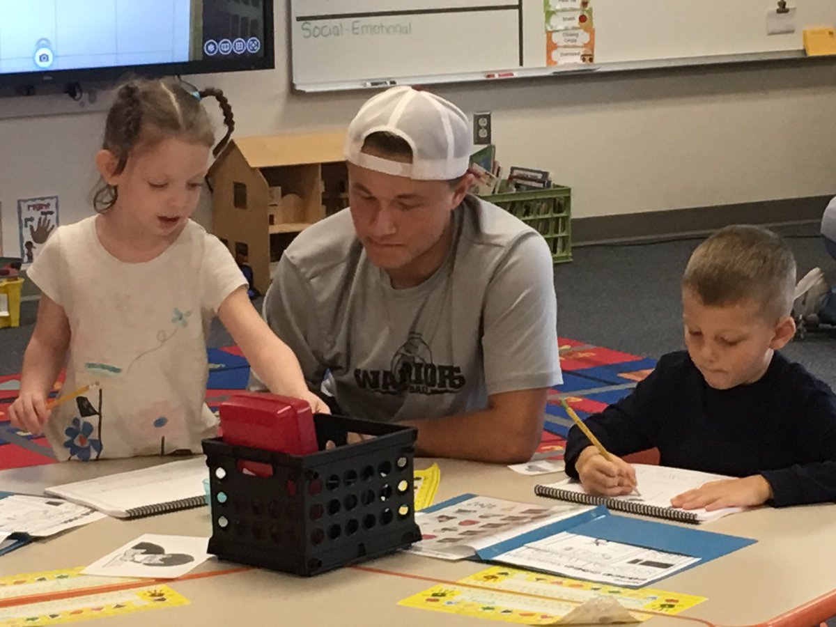stenta_tony's tweet photo. Sidney high school students helping out in kindergarten during centers.
#sidneyes
#sidneyhs
@SidneyCentral
@SidneySupt
@KerrieJohnston2 https://t.co/cDawMmvkCq