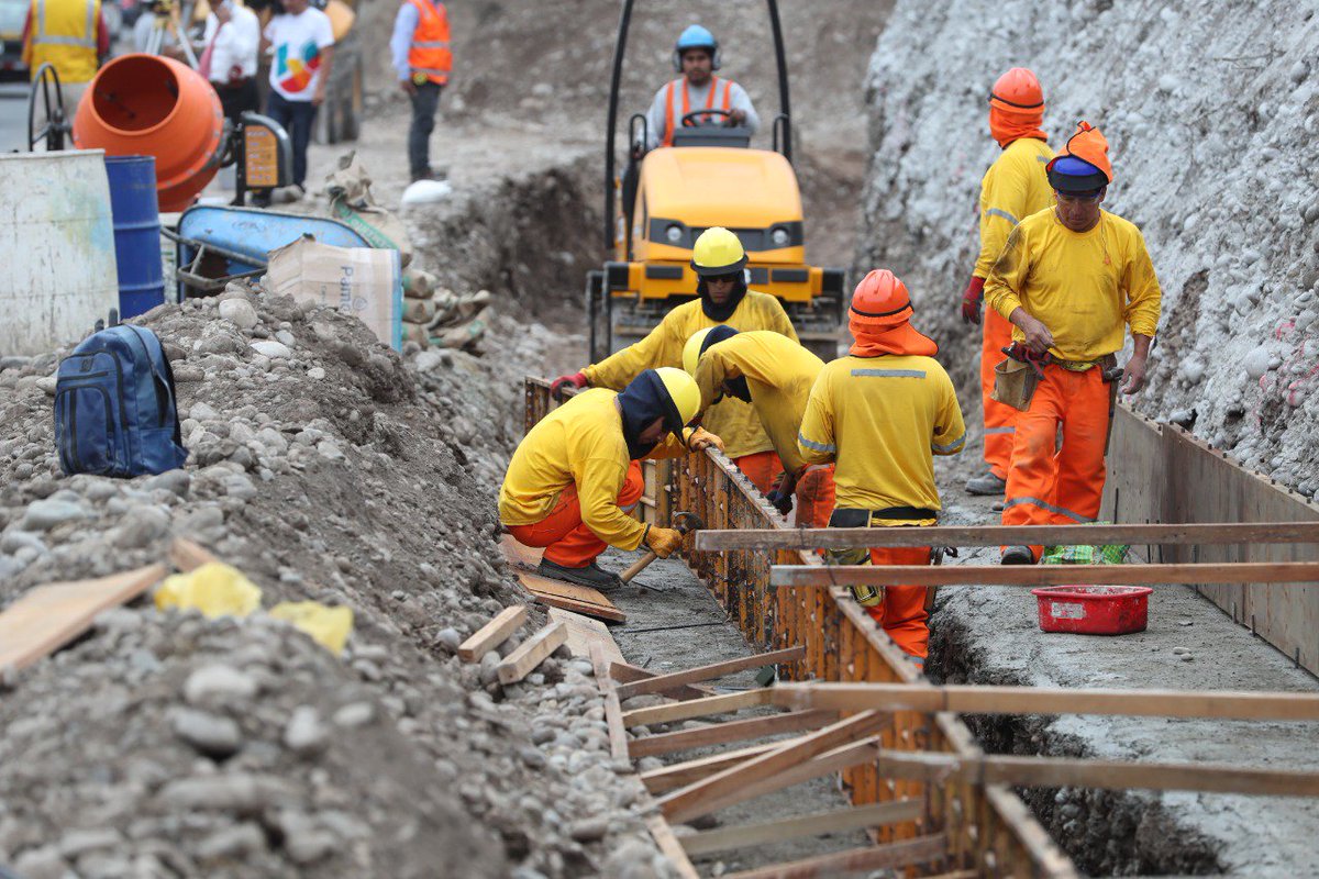 MuniLima's tweet photo. #MMLInforma: Estamos construyendo el quinto carril debajo del puente Quiñoñes en sentido este a oeste, para dar continuidad al Corredor Rojo. → https://t.co/4fTmj3pgYT https://t.co/bQiHb37PCm