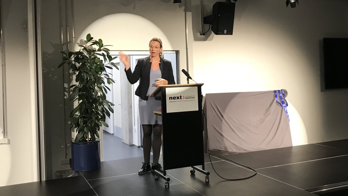 UVM_dk's tweet photo. .@MereteRiisager indvier ny frisør- og kosmetikerafdeling på @nextkbh : "En erhvervsskolen skal være et indbydende sted. Det har I fået! Her er både skarpe sakse og skarpe hjerner. Og på hylderne er der flotte shampoo-flasker, vatrondeller og masser af faglig stolthed." #eud https://t.co/yw0oFjujSo