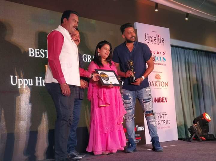TKafta's tweet photo. #TimesKAFTA 2017 Best Choreography goes to #ImranSardhariya for #UppuHuliKhara

#TimesKAFTA #BangaloreTimes #PushkarFilms #ParamvahStudios #PushkarMallikarjunaiah #RakshitShetty #HarishSherigar #ACMEMoviesInternational
@BangaloreTimes1
@PUSHKARA11 @paramvah @ImranSardhariya https://t.co/YbRmnCXeNf