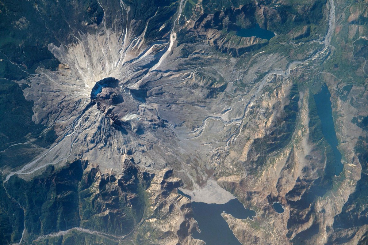 geologoenapuros's tweet photo. El Mount Saint Helens, fotografiado desde la Estación Espacial Internacional el pasado día 22 de octubre. Se encuentra en la cordillera de las Cascadas, en Estados Unidos, y las cicatrices de la erupción de Mayo de 1980 son todavía visibles hoy. https://t.co/RCJlXSGmKe