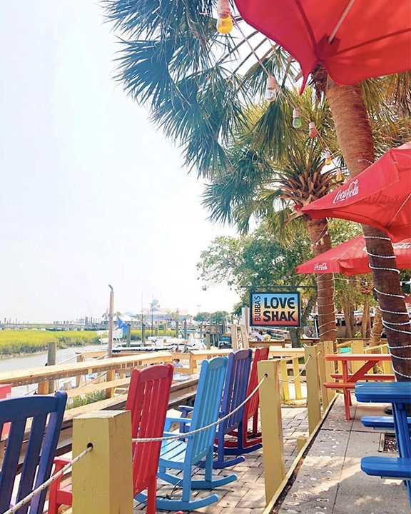 [Repost] Sit, relax, and enjoy this view (and some food).
#bubbasloveshak #food #drinks #happyhour #yummy #murrellsinlet #marshwalk
