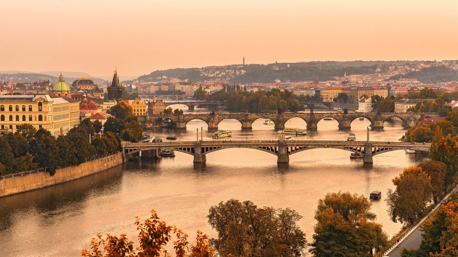 CNTravelerSpain's tweet photo. A pesar de que uno de sus monumentos más conocidos es un reloj, por #Praga parece que no transcurre el tiempo. Ya sea en tranvía, en un romántico paseo en carro de caballos o en bicicleta, Praga es una de los lugares que no nos cansaremos nunca de recorrer. (Foto: Alamy) https://t.co/c7Kmm5Bhw0