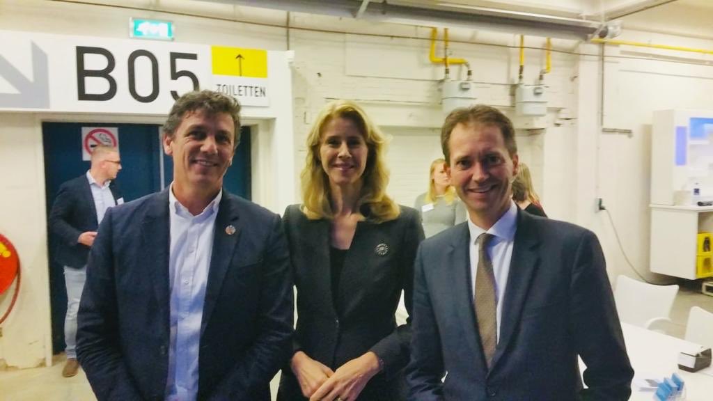 MonaKeijzer's tweet photo. Regionale samenwerking is belangrijk om ondernemers verder te helpen met de veranderende economie. Vandaag ben ik in @ProvOverijssel met lokale mkb’ers in gesprek over oa #digitalisering. #trotsopondernemers #NLdigitaal #mkboverijssel https://t.co/GSHorFCLV3