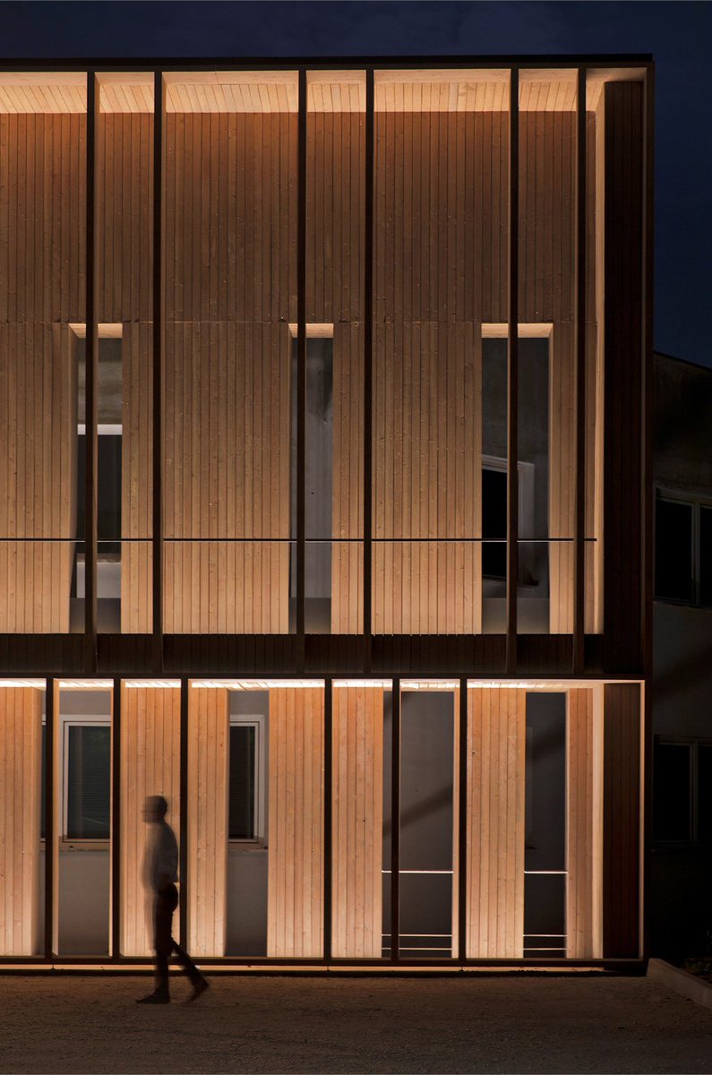 iGuzzini's tweet photo. The "TOGO ROSATI" Umbria + Marches Experimental Zooprophylaxis Institute in Ancona, Italy, comes to life at night through soft + homogeneous vertical grazing light that creates an effective reverse illumination effect on its vertical louvres. #Linealuce > https://t.co/AFZUBZITnx https://t.co/LTMllPmIX2