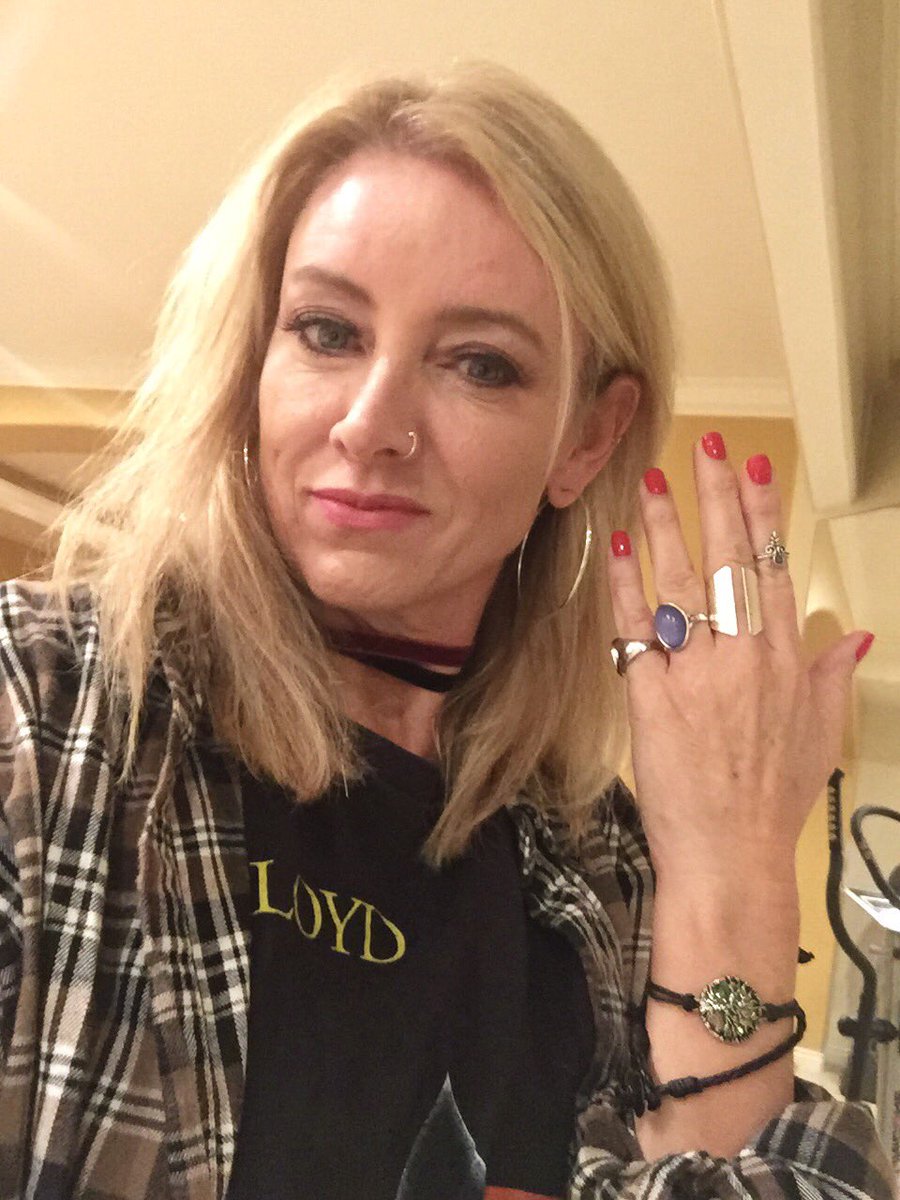 BBeam_o's tweet image. my mom dressed up as ME for halloween i am actually wheezing