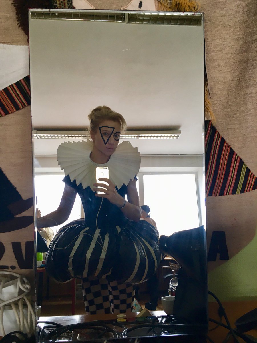 VitaBalcunaite's tweet image. Gaišs paldies, Aizkraukle! 🎭🎉

(“Ielekt” nezināmā un iepriekš neizmēģinātā izrādē? ‘Tas pa
manu adresi!’ 😁)

#izrāde #ViņšIrPliks @3MASAS #performance #before #backstage #pirmsizrādes #Aizkraukle